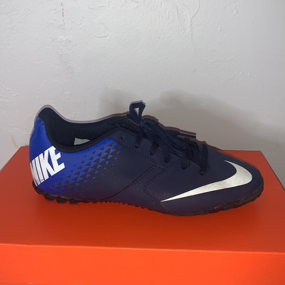 Nike indoor soccer shoes - Picture 2 of 5